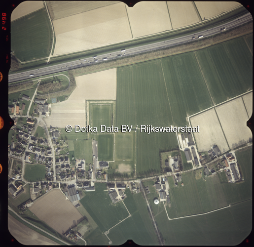 Luchtfoto Niftrik (2002) uit de collectie Rijkswaterstaat Centrale Informatievoorziening